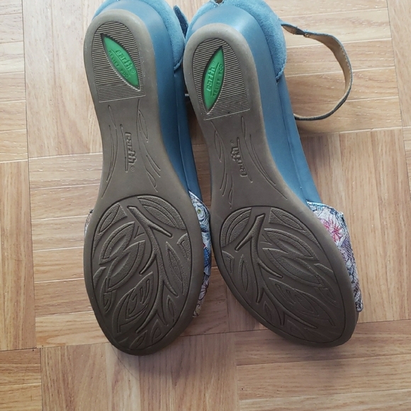 Earth Multicolor Floral Women's Sandals - Picture 3 of 5